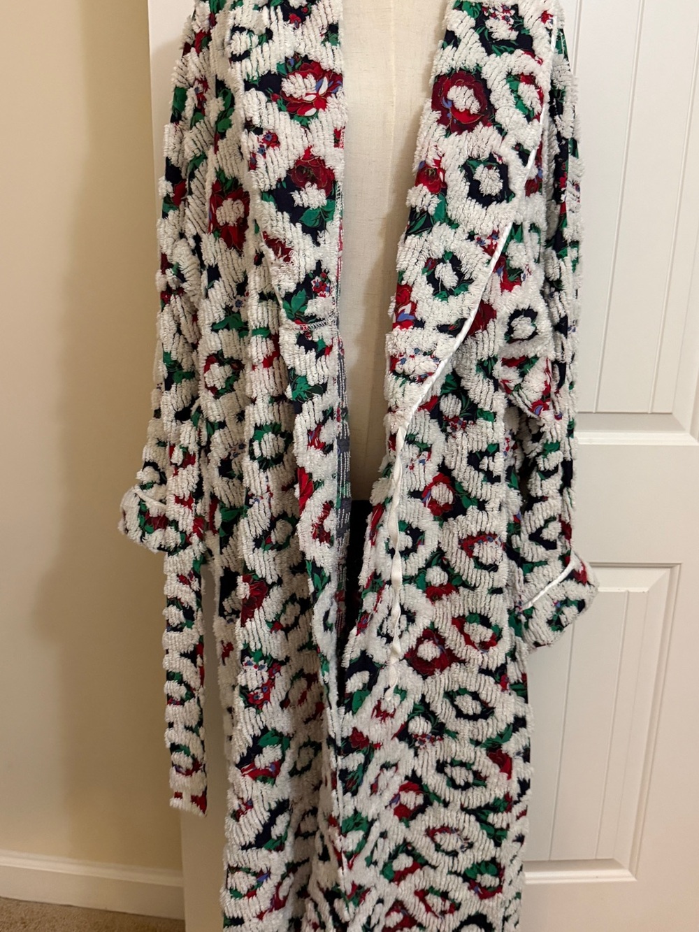 Vintage CROWNTUFT Chenille Robe Red, Green & Black Floral Print  Sz Lg - Picture 8 of 16